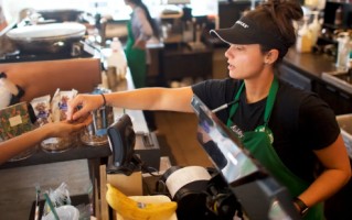 星巴克将为咖啡师发放奖金、扩大小费渠道，推动业绩转型
