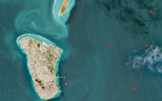 阿联酋石油港口遇袭 特朗普呼吁他国向霍尔木兹海峡派军舰