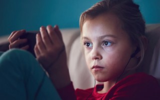 英国否决青少年全面禁令后，敦促社交媒体巨头加强儿童安全保护