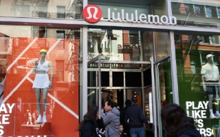 Lululemon创始人在CEO招聘期间升级对董事会的批评