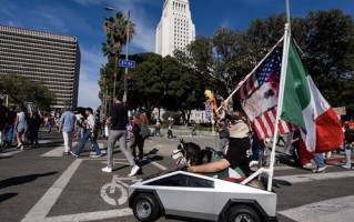 反对对伊朗动武，千人“包围”洛杉矶政府机构大楼