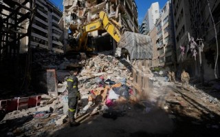 万斯启程前往伊斯兰堡和谈 警告伊朗勿“耍弄”美国