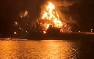 波斯湾再遭袭击，三艘船只中弹，伊朗警告油价或将飙升至200美元