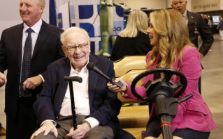 巴菲特联手 NBA 巨星斯蒂芬・库里举办慈善午餐，重启经典拍卖活动