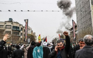 伊朗高层姿态强硬 以强势言辞和公开游行直面特朗普