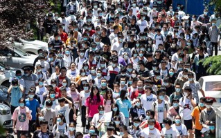 当流量透支生命：从张雪峰看中国式创始人IP模式