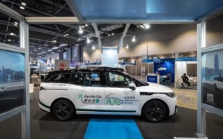 百度阿波罗智行自动驾驶出租车在武汉街头突然停驶