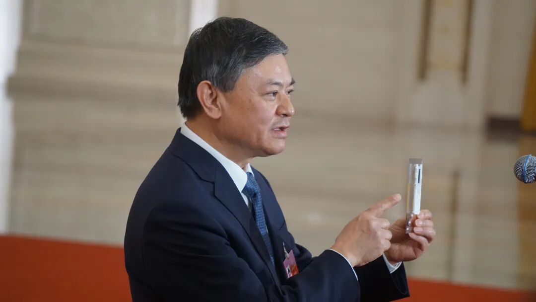 黄润秋部长现场展示了一块芯片-第2张图片-51吃大瓜