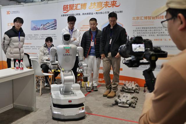 1万多人参加节后首场大型招聘会，七成岗位属于“高新技术”-第2张图片-51吃大瓜