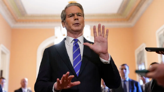 报道：贝森特称美国允许伊朗油轮通过霍尔木兹海峡-第1张图片-51吃大瓜