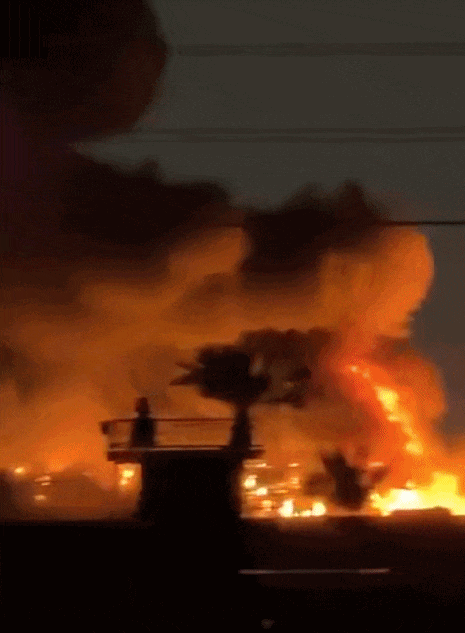 美国使馆设施连续遭6次袭击,现场燃起大火!伊朗称同时打击5处美军基地,特朗普:可以对话,但我不想停火-第2张图片-51吃大瓜 美国使馆设施连续遭6次袭击,现场燃起大火!伊朗称同时打击5处美军基地,特朗普:可以对话,但我不想停火-第2张图片-51吃大瓜