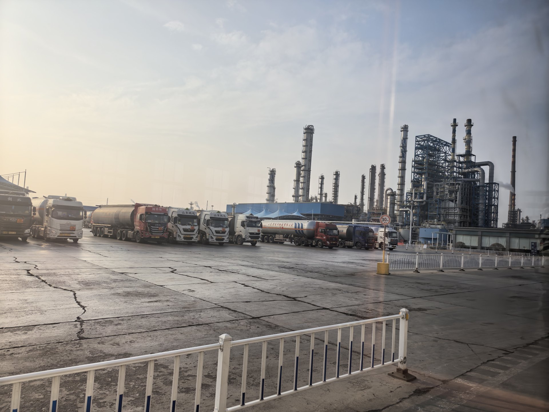 “以前每桶省20美元,现在一分折扣没有” 油价“破百”下的山东地炼产业现状深度调查-第5张图片-51吃大瓜 “以前每桶省20美元,现在一分折扣没有” 油价“破百”下的山东地炼产业现状深度调查-第5张图片-51吃大瓜