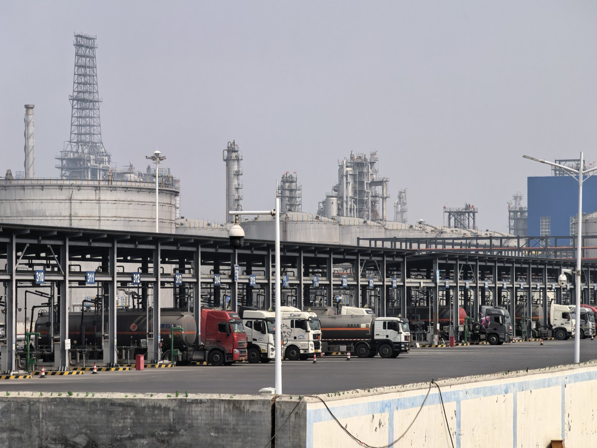 “以前每桶省20美元,现在一分折扣没有” 油价“破百”下的山东地炼产业现状深度调查-第8张图片-51吃大瓜 “以前每桶省20美元,现在一分折扣没有” 油价“破百”下的山东地炼产业现状深度调查-第8张图片-51吃大瓜