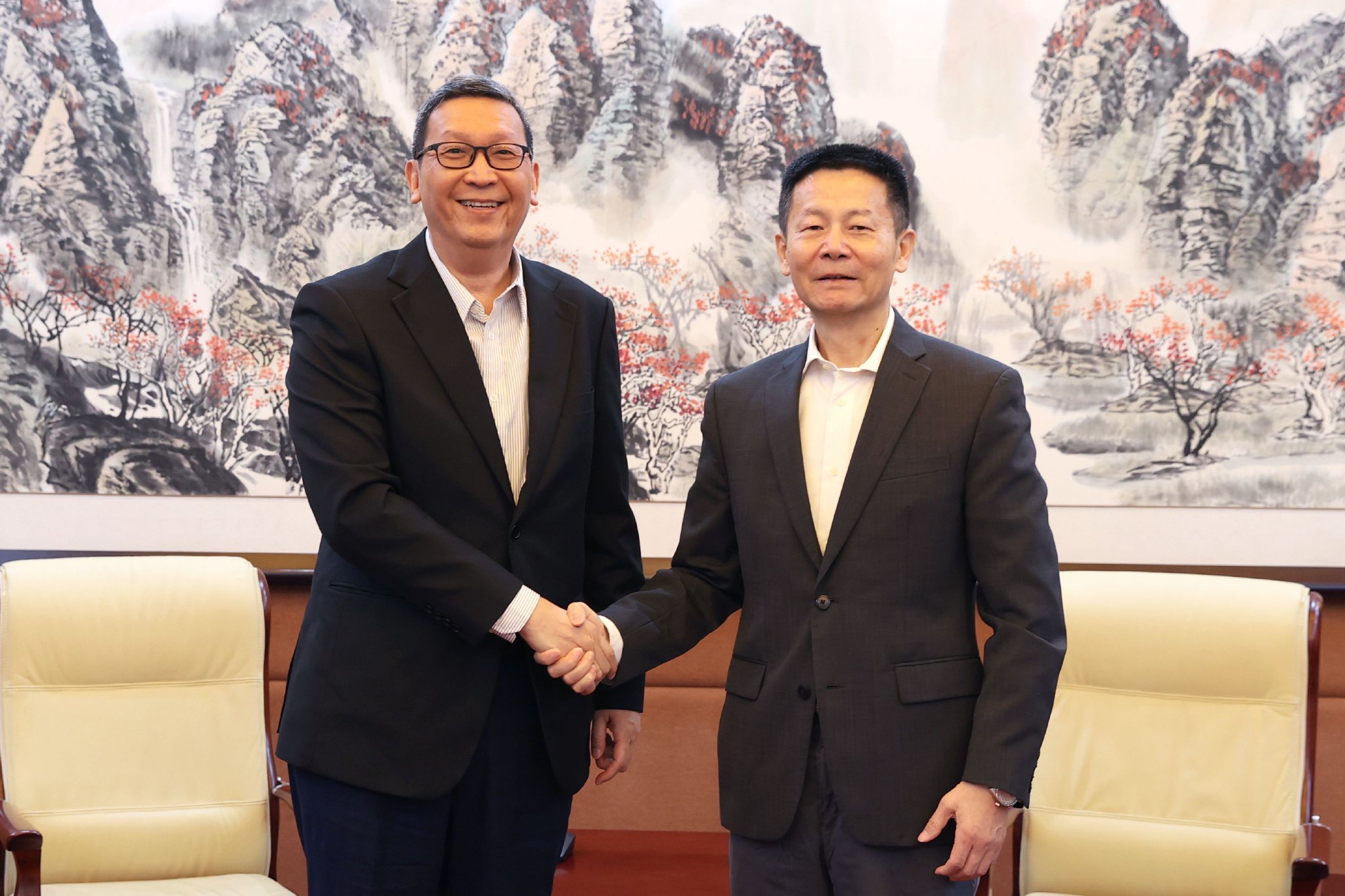 证监会主席吴清会见澳门金融管理局行政管理委员会主席黄善文-第1张图片-51吃大瓜 证监会主席吴清会见澳门金融管理局行政管理委员会主席黄善文-第1张图片-51吃大瓜