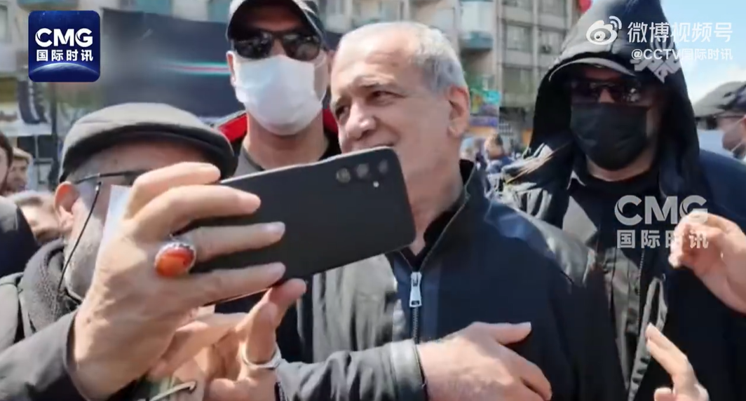 伊朗民众大规模集会悼念哈梅内伊，总统出席！霍尔木兹海峡传来消息 美媒：超级油轮可能要付200万美元通行费-第2张图片-51吃大瓜