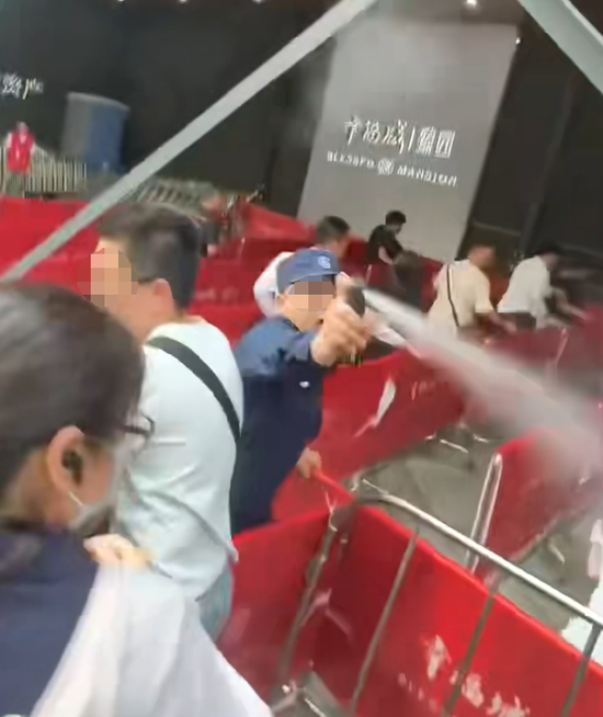 龙华深夜通报:涉事保安已行拘!-第1张图片-51吃大瓜 龙华深夜通报:涉事保安已行拘!-第1张图片-51吃大瓜